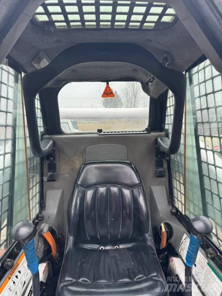 Bobcat S 300 滑移装载机