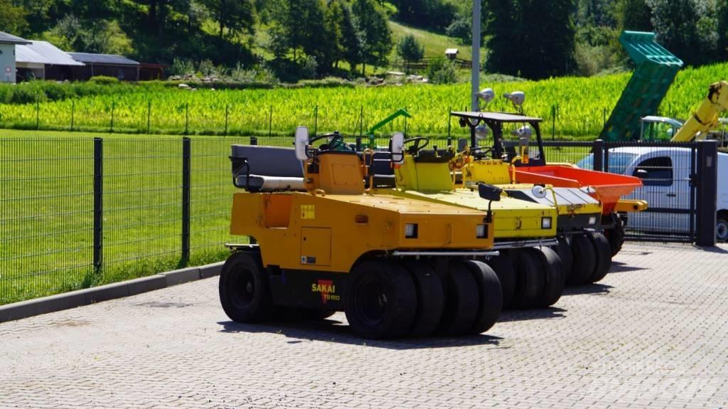 Sakai TS 160 胶轮压路机