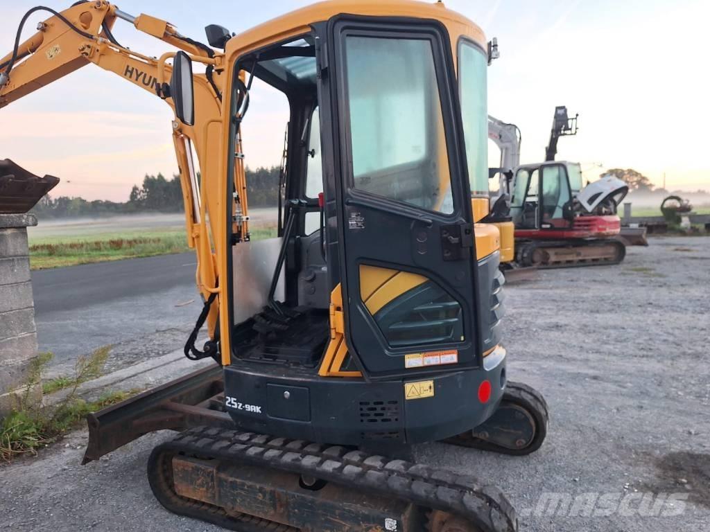 Hyundai 25 Z-9 AK 小型挖掘机