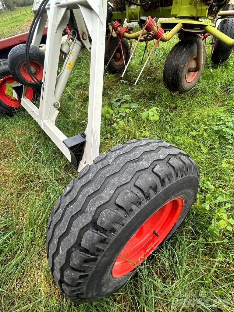 CLAAS VOLTO 1100T 犁耙和摊草机