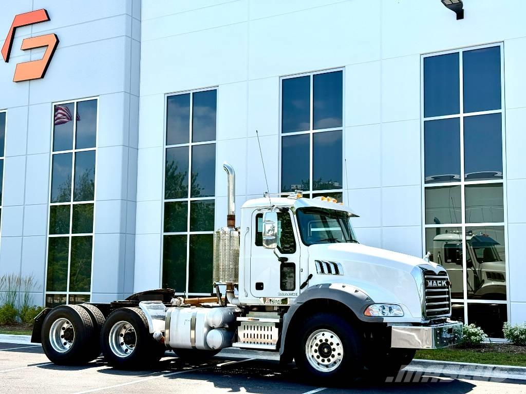 Mack GU 813 牵引车