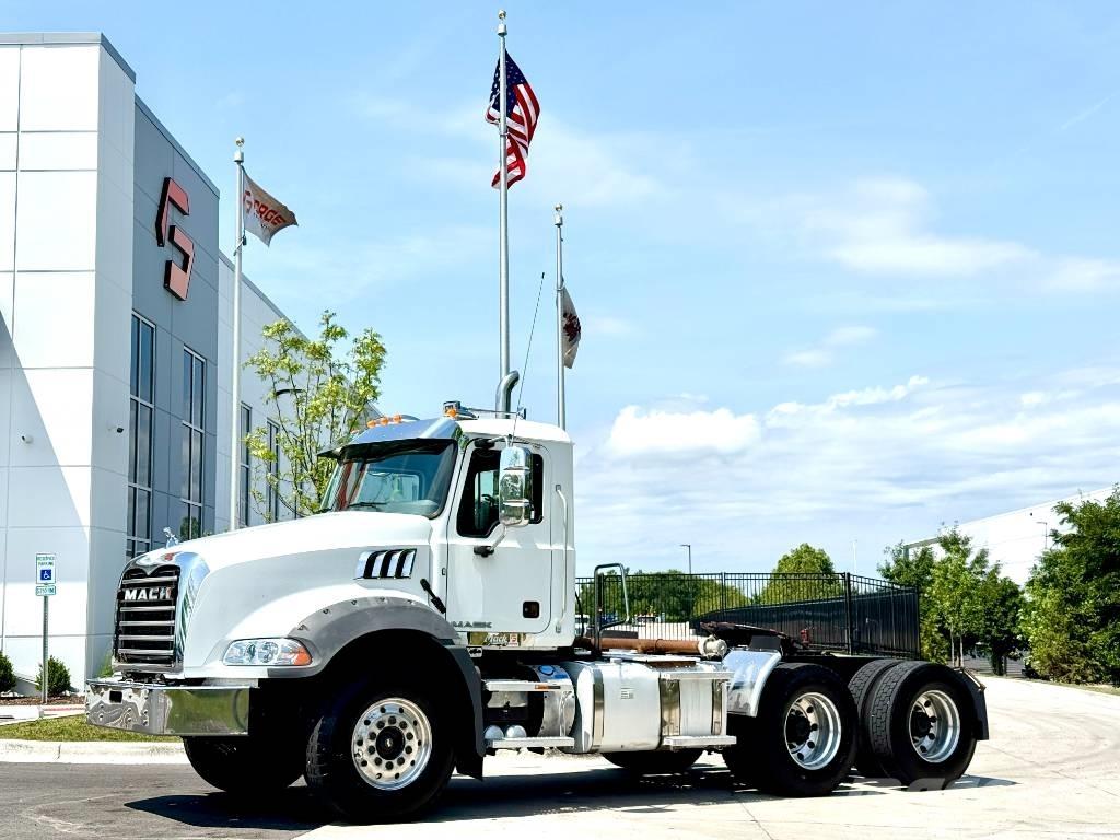 Mack GU 813 牵引车