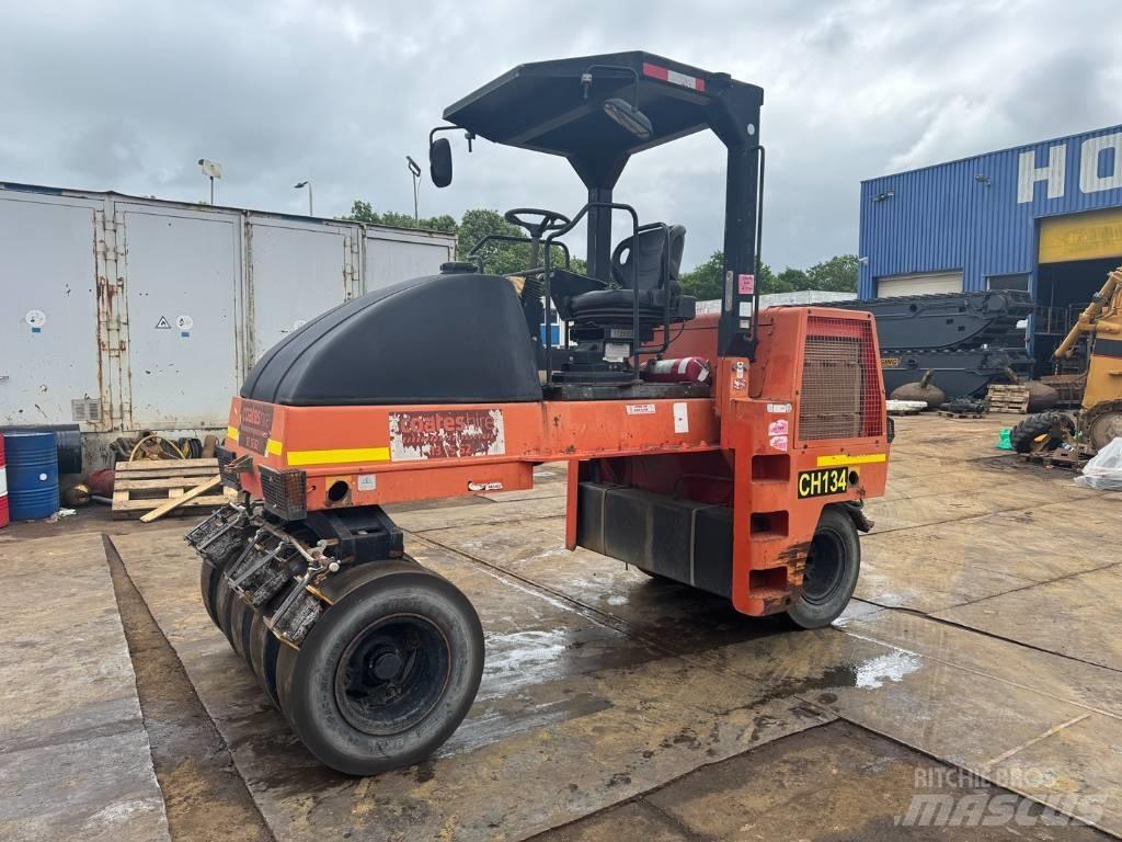 Dynapac CP 142 胶轮压路机