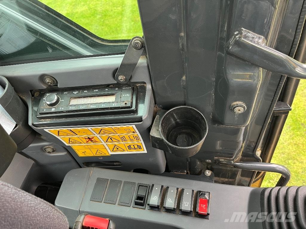 Komatsu PW 118 轮式挖掘机