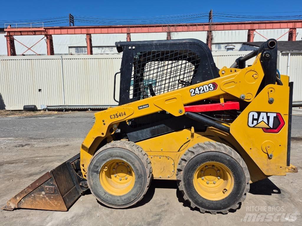 CAT 242 D 滑移装载机