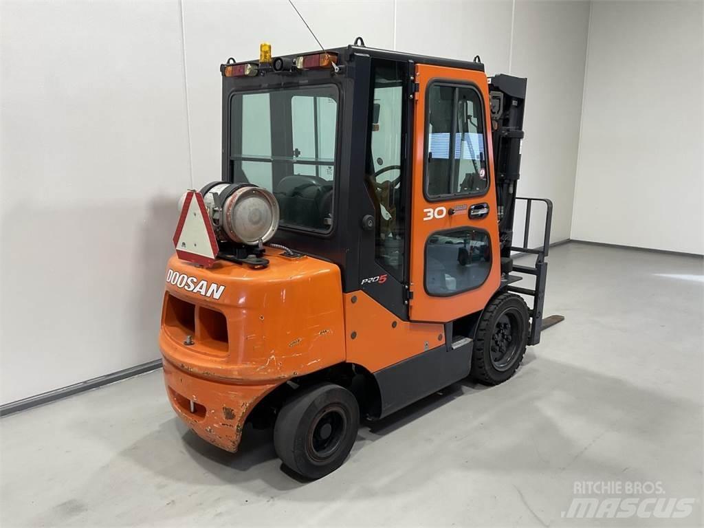 Doosan G30E-5 天然气叉车