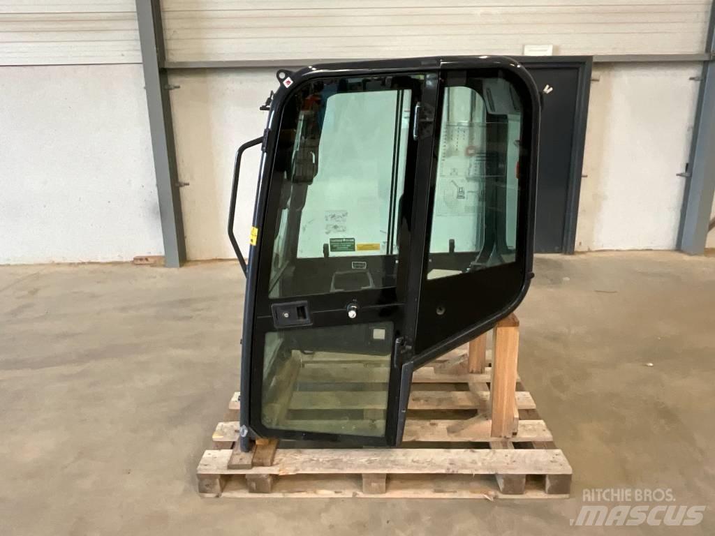 Kubota U 27-4 驾驶室与内部