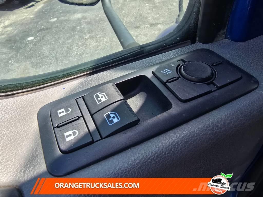 International MV607 平板栏板货车