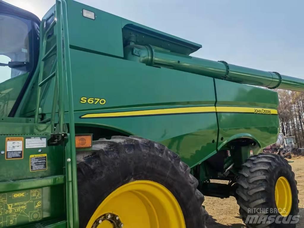 John Deere S670 联合收割机