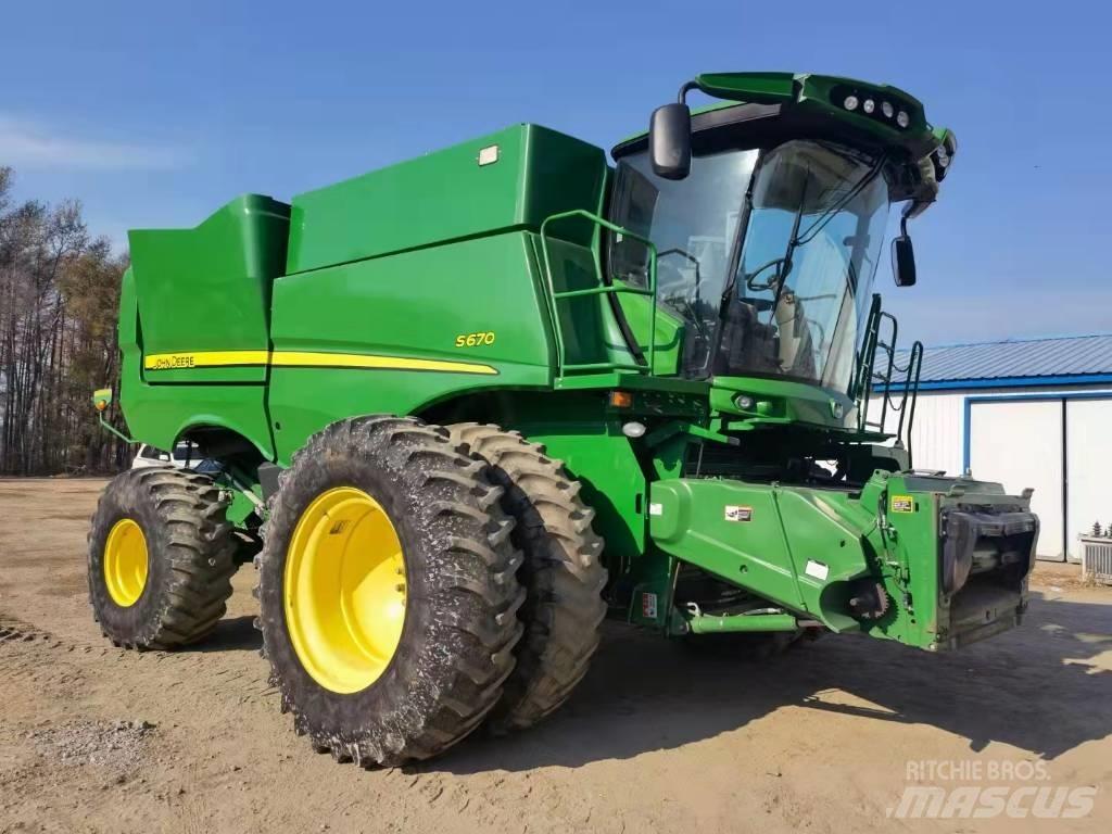 John Deere S670 联合收割机