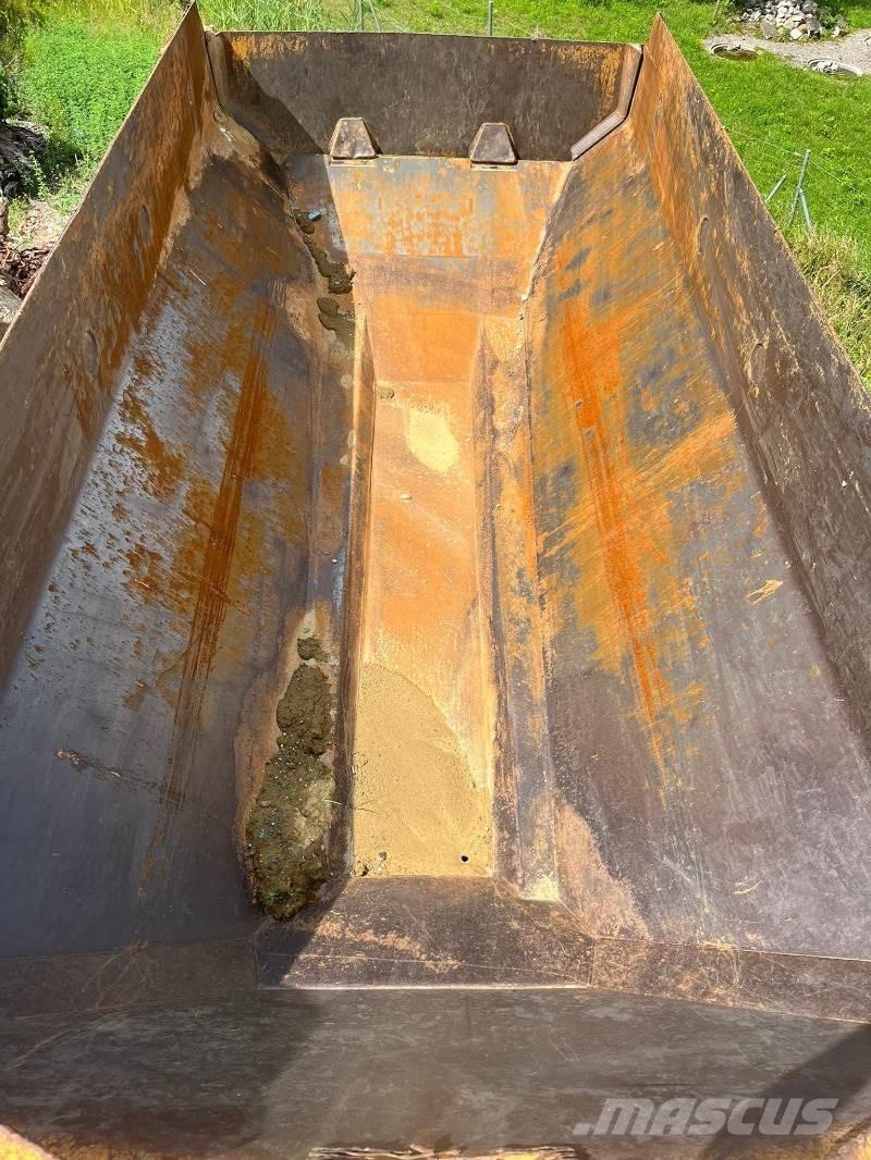 CAT 725 铰接式自卸车