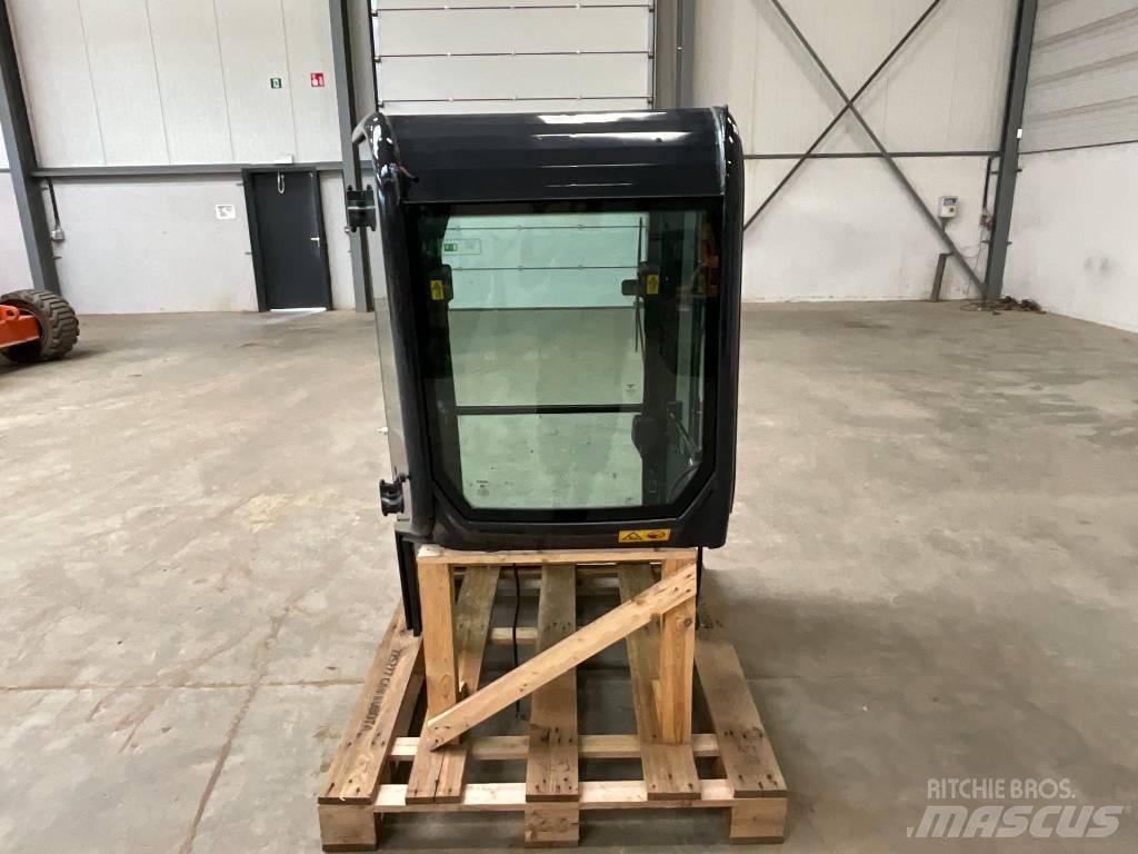 Kubota U 27-4 驾驶室与内部