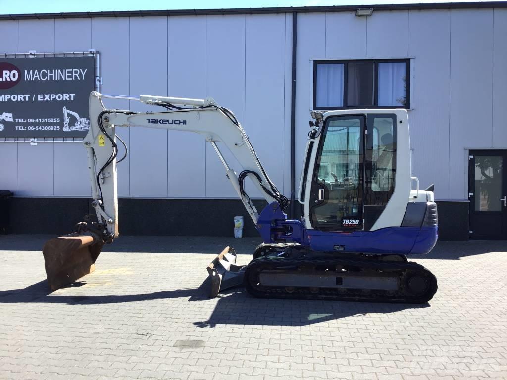 Takeuchi TB 250 小型挖掘机