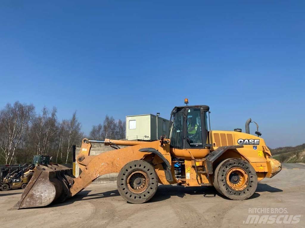 CASE 821 F 轮式装载机