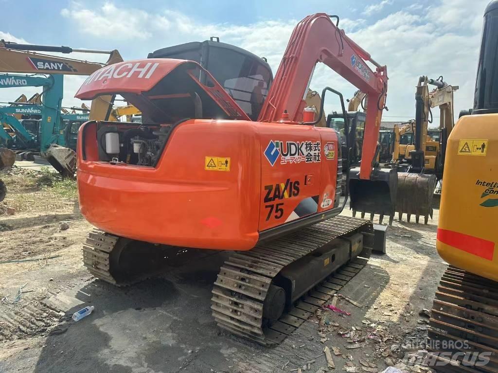Hitachi ZX 75 中型挖掘机