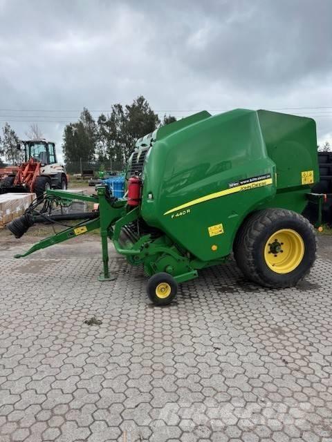John Deere F 440 R 圆捆打捆机