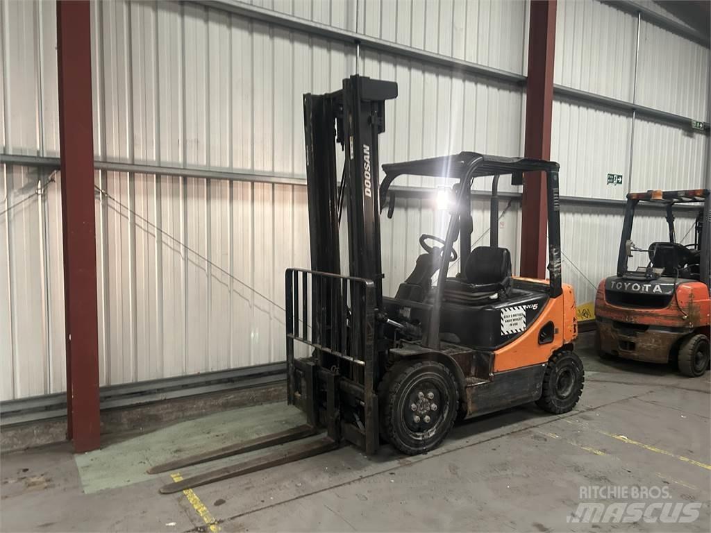 Doosan D25S-5 柴油叉车