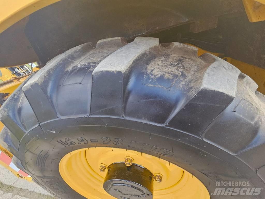 Komatsu WB 93 S-5 反铲装载机