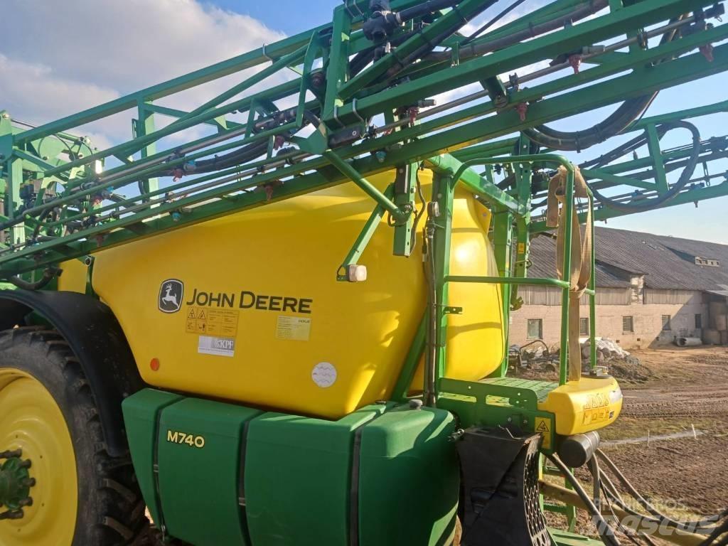 John Deere 740 牵引式喷雾机