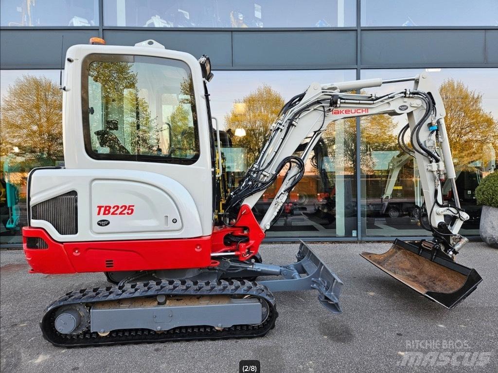 Takeuchi TB 225 小型挖掘机
