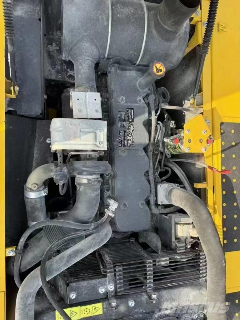 Komatsu 220-8 履带挖掘机