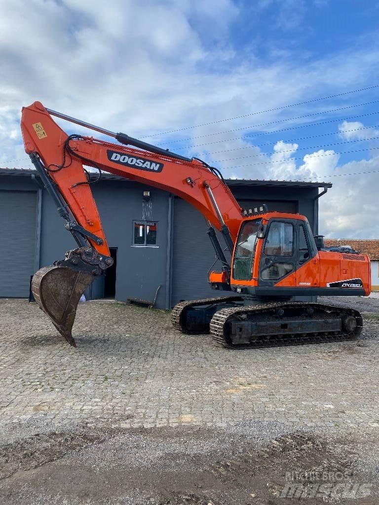 Doosan DX 220 NLC 履带挖掘机