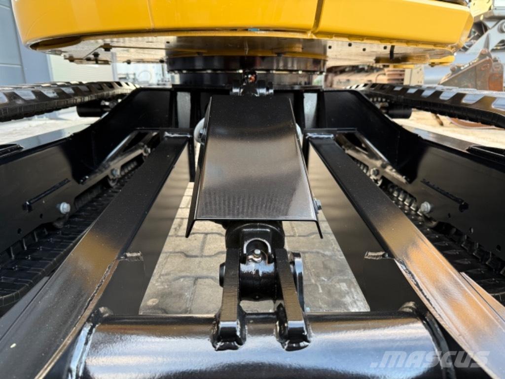 CAT 302.7 CR 小型挖掘机