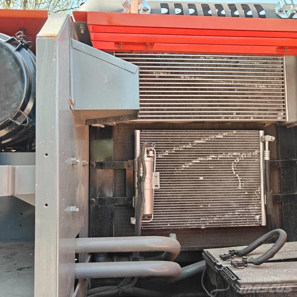 Hitachi ZX200 履带挖掘机