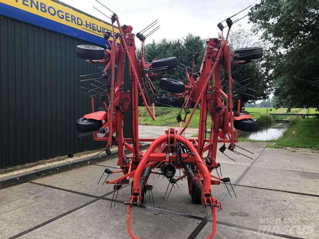 Kuhn GF 8702 犁耙和摊草机