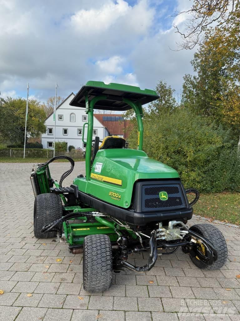 John Deere 8700 A 球道割草机