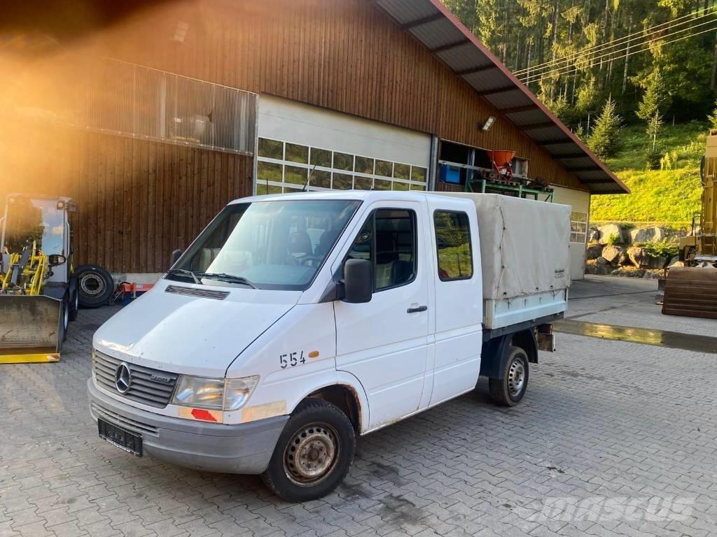 Mercedes-Benz 212 D 皮卡车