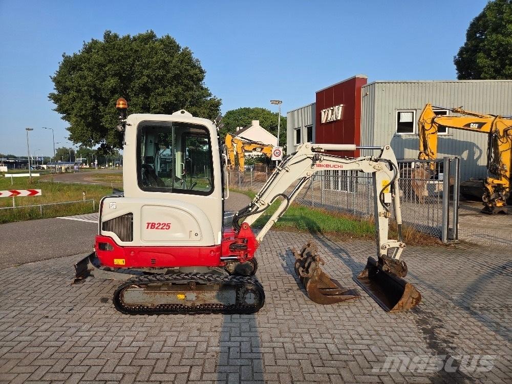 Takeuchi TB225 小型挖掘机