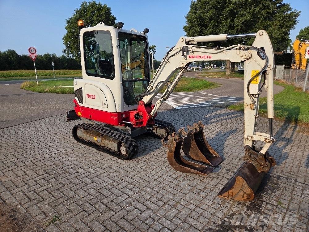 Takeuchi TB225 小型挖掘机