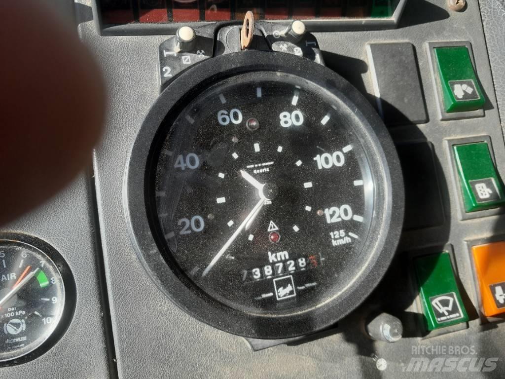 Volvo F12 平板栏板货车