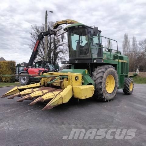 John Deere 6610 自走式青贮饲料收割机