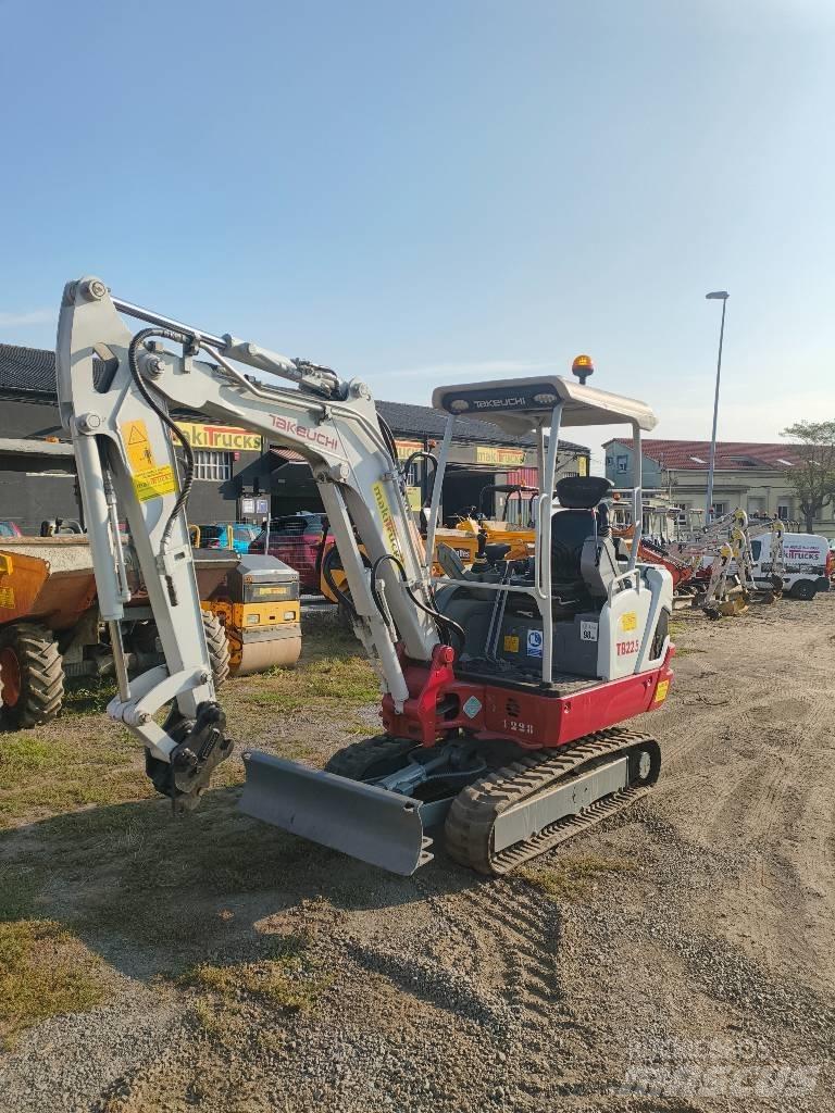 Takeuchi TB 225 小型挖掘机