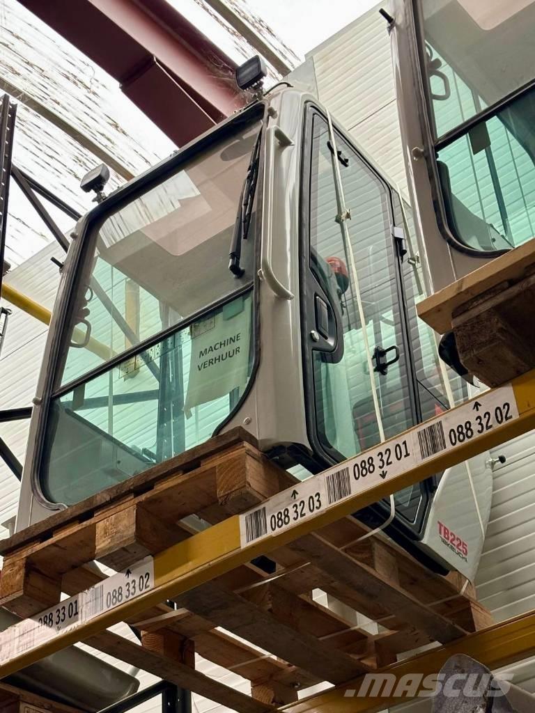 Takeuchi TB 225 小型挖掘机