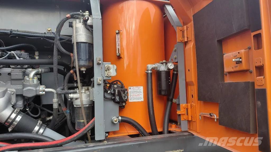 Hitachi ZX220W-5B 轮式挖掘机