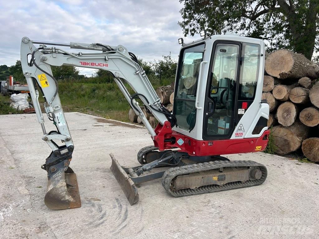 Takeuchi TB 225 小型挖掘机