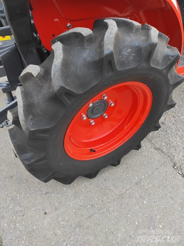 Kubota B1121 小型拖拉机