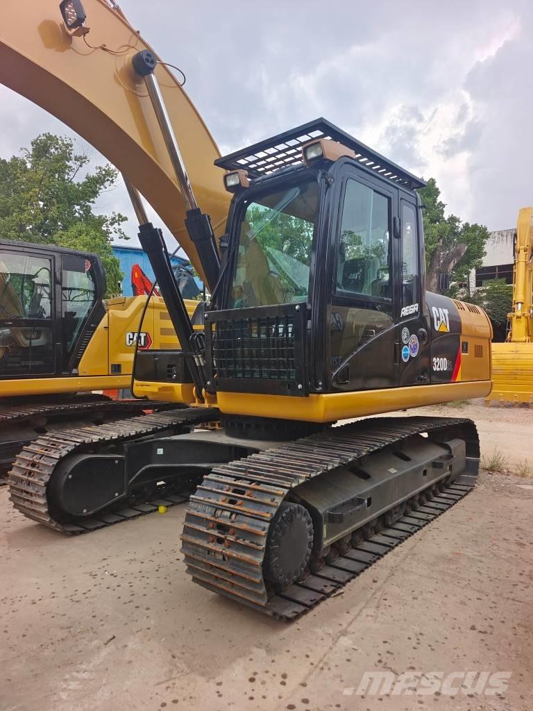 CAT 320 D2L 履带挖掘机