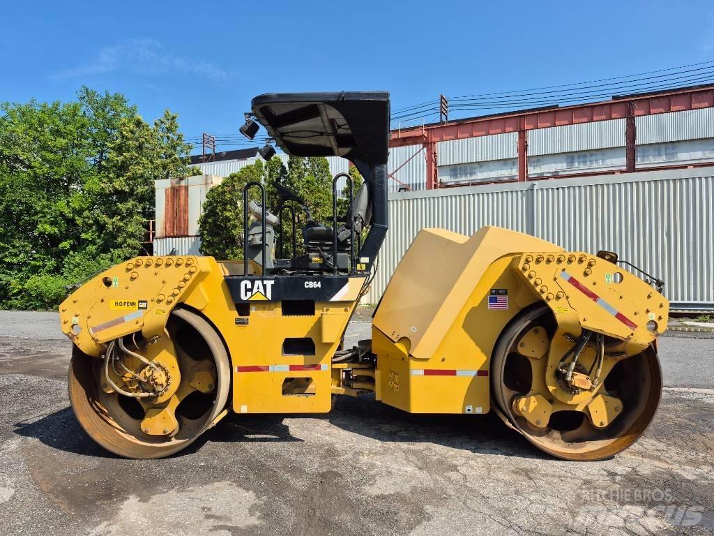CAT CB 64 双轮压路机
