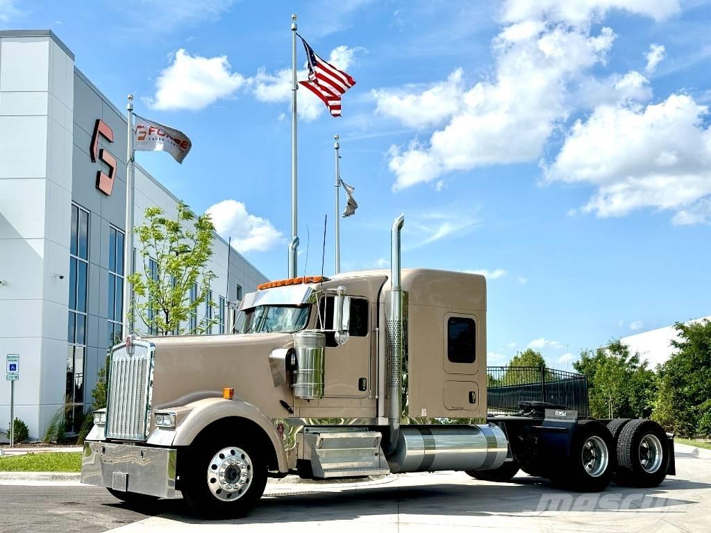 Kenworth W 900 牵引车