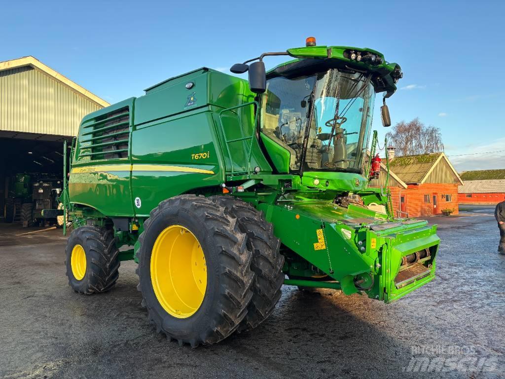 John Deere T670I 4WD 联合收割机