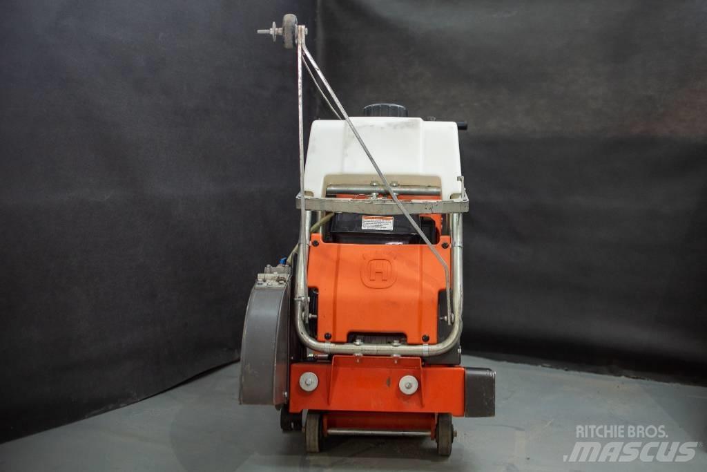 Husqvarna FS413 沥青碎石同步封层车