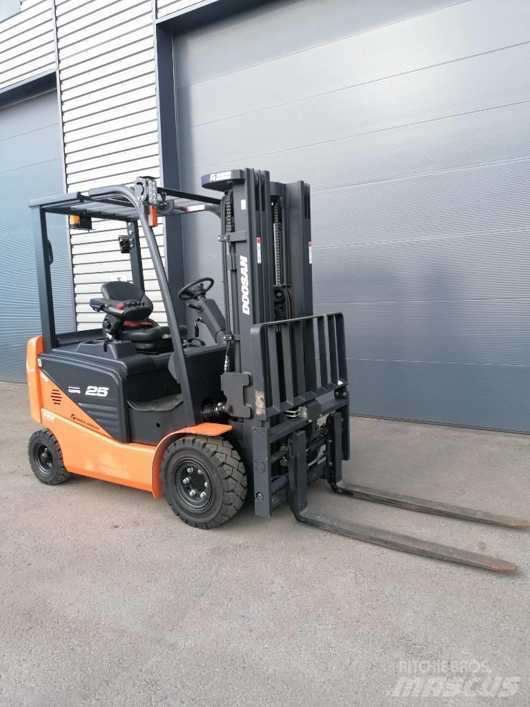 Doosan B 25 NS 电动叉车