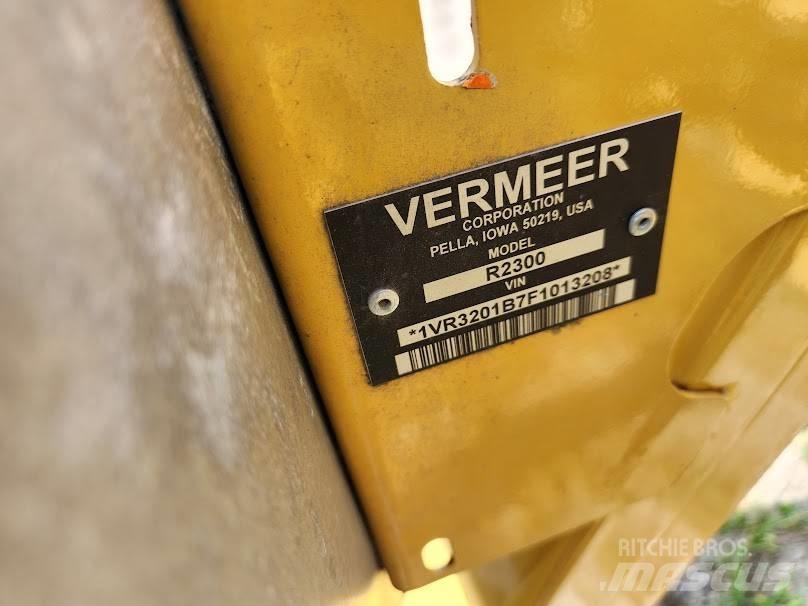 Vermeer R2300 犁耙和摊草机