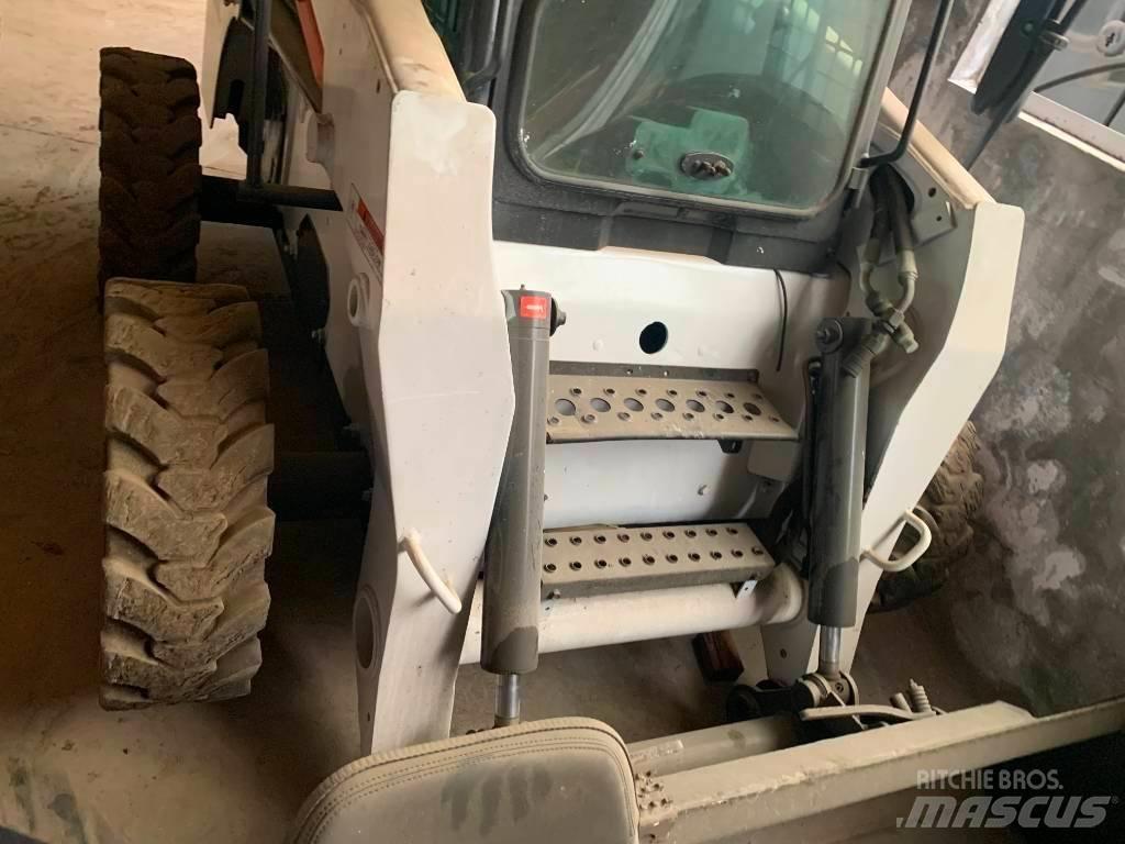 Bobcat S 300 滑移装载机