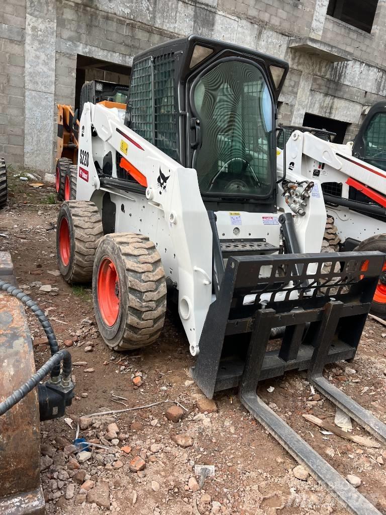 Bobcat S220 滑移装载机