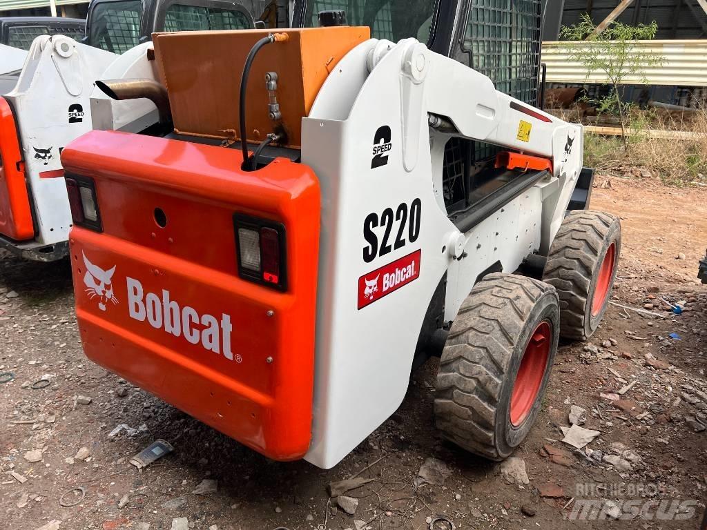 Bobcat S220 滑移装载机
